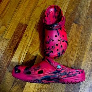 EUC Crocs- Red and Black marble- women’s size 10 men’s 8